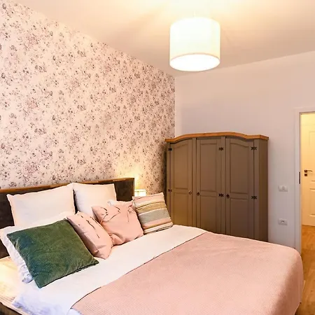 De Poveste Pe Plaja In De Lux